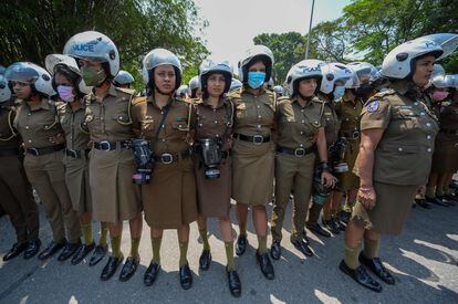 Varias mujeres policía controlan la protesta en defensa de la mujer frente al Parlamento de Sri Lanka en Colombo. 