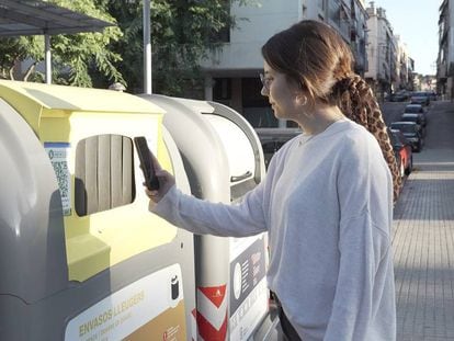 Una dona fent servir l'aplicació Reciclos.