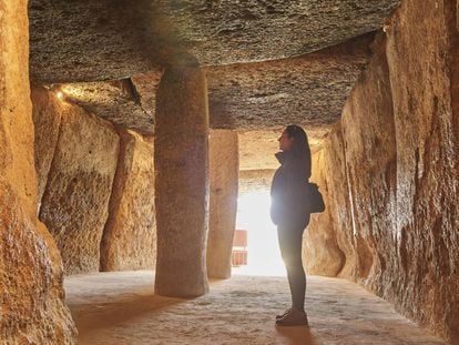 Una visitante contempla el dolmen de Menga, en Antequera (Málaga).