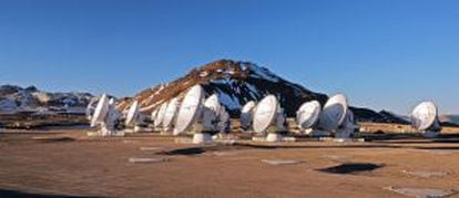 Primer grupo de antenas del radiotelescopio ALMA desplegadas en Chajnantor, en los Andes chilenos.