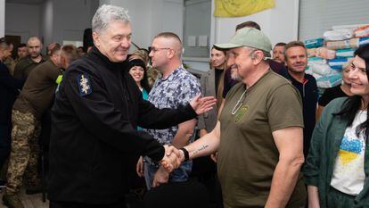 Poroshenko (izquierda) saluda a miembros de Solidaridad Europea.