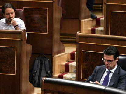 El ministro de Industria, Jose Manuel Soria, y Pablo Iglesias en el Congreso de los Diputados.