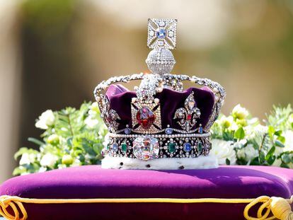 En el centro de la corona del Estado Imperial, que lucirá Carlos III este sábado en su coronación, está incrustada una de las espinelas rojas sin tallar más grandes del planeta.