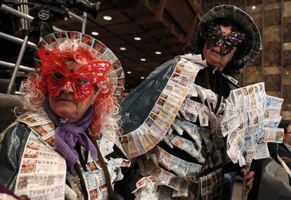 En Eyes Wide Shut se celebraban unas reuniones en las que todos retozaban con todos cubriendo sus rostros con máscaras venecianas. Estas dos mujeres intentaron acceder pero olvidaron la contraseña y decidieron aprovechar el atuendo para fingir que les había tocado la lotería navideña.