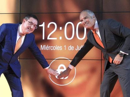 El presidente de Euskaltel, Alberto Garc&iacute;a Erauzkin (izquierda), junto al director general de esta compa&ntilde;ia, Fernando Ojeda, en su debut en Bolsa.