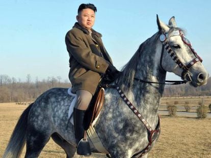 Kim Jong-un supervisa un entrenamiento militar montado a caballo