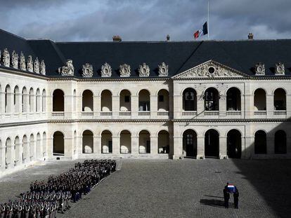 El féretro de Jacques Chirac, en un homenaje militar en París este 30 de septiembre.  