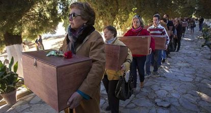 Familiares portan las cajas con los restos de v&iacute;ctimas del franquismo.