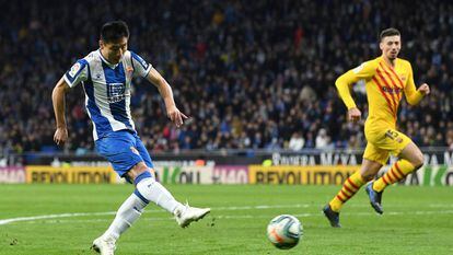 Wu Lei firma el empate en el derbi entre el Espanyol y el Barcelona.