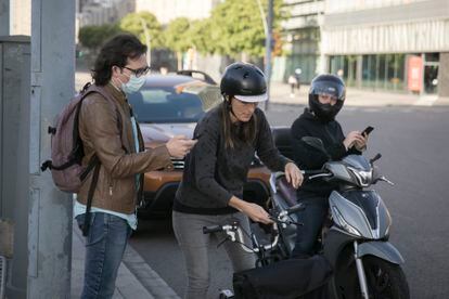 Los cuatro redactores sincronizan cronómetros antes de comenzar la carrera para cruzar Barcelona en hora punta en coche, moto, bici y transporte público.