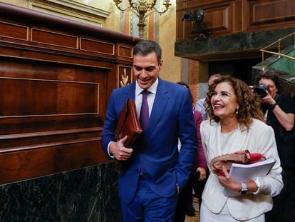 El secretario general del PSOE, Pedro Sánchez, y la ministra de Hacienda en funciones, María Jesús Montero.