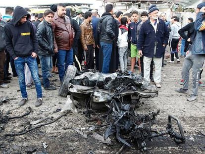 Restos del coche bomba que explotó en Sadr City en Bagdad, Irak, este lunes.