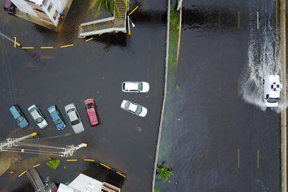 Conductores en una carretera inundada tras el paso del huracán María en San Juan, Puerto Rico, el 21 de septiembre de 2017.