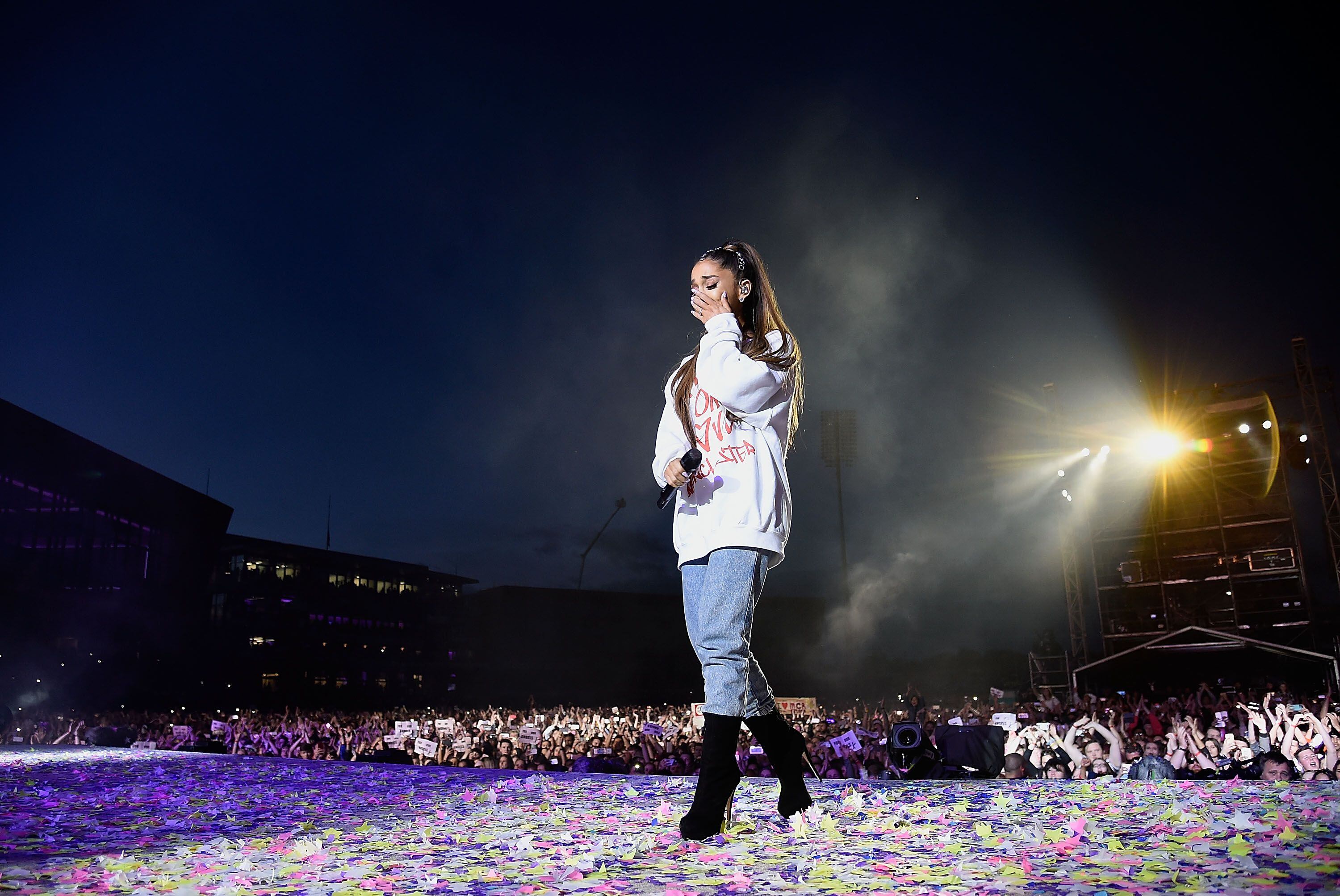Ariana Grande emocionada durante el concierto benéfico One Love Manchester, el 4 de junio de 2017.