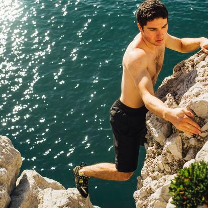 Avi Wine es un joven (17 años)  de origen israelí afincado con su familia en Gibraltar, donde hay una influyente comunidad judía. Cada día escala los acantilados que rodean el Peñón.