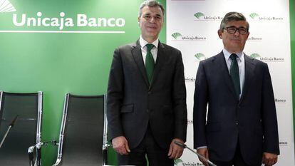 De izquierda a derecha, el director general de Finanzas de Unicaja Banco, Pablo González, y el consejero delegado, Ángel Rodríguez de Gracia.
