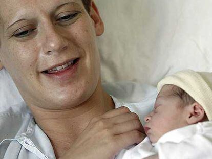 Cristina Jasán y su hija Daniela, en el hospital el 13 de septiembre de 2006.