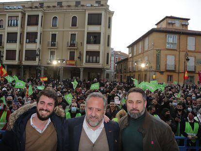 Carlos Pollán (presidente de las Cortes de Castilla y León), entre Juan García-Gallardo y Santiago Abascal, en un mitin de Vox el pasado febrero en León.