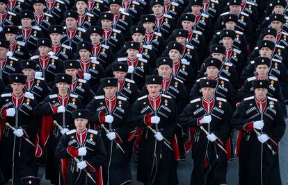 Soldados participan en el desfile militar, este lunes en Moscú.