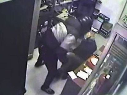 El empleado de una tienda de compra de oro aprovecha un despiste de su agresor para llamar a la policía