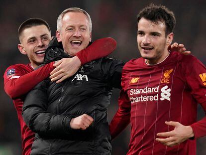 El entrenador del Liverpool sub-23, Neil Critchley, celebra la victoria con sus jugadores.