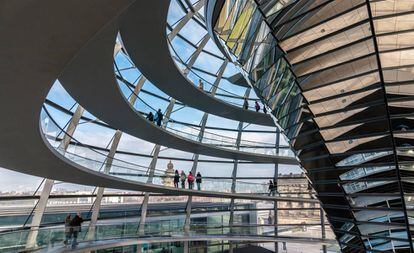 Interior de la cúpula de Reichstag, en Berlín.