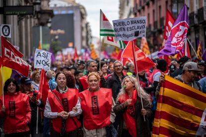 Miles de personas en la protesta convocada por los sindicatos CC OO y UGT para reclamar el aumento de los salarios, este jueves en Madrid. 


