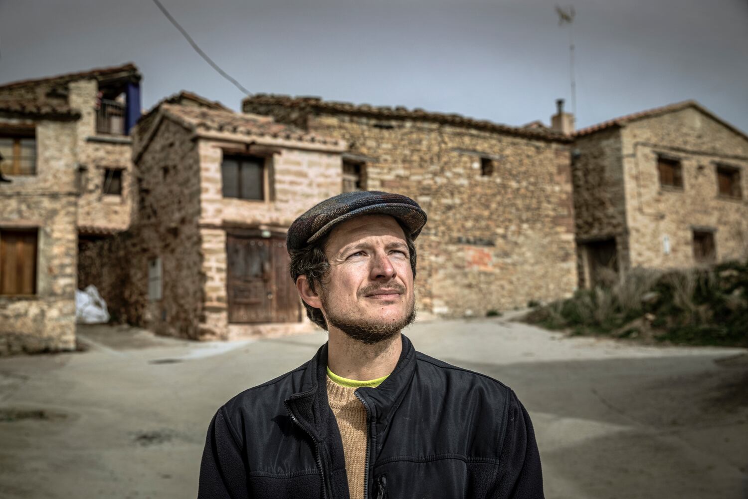 Yann Javier, en la aldea de Almeza (Alpuente), donde vive.