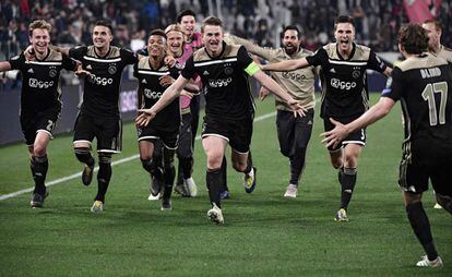 Los jugadores del Ajax celebran su pase a semifinales.