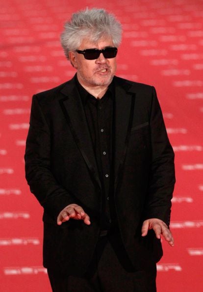 Pedro Almodóvar, nominado como mejor director por 'La piel que habito', llega a la gala de los Goya con esmoquin de Gucci.