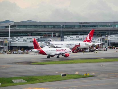 Vista del área de salidas internacionales del aeropuerto en Bogotá, Colombia, en marzo.