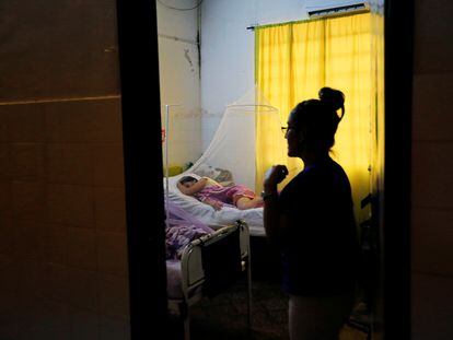 Una paciente enferma de dengue descansa en un hospital de Asunción, en Paraguay.