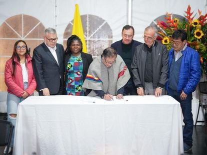 Al centro, el presidente colombiano, Gustavo Petro, firma la Ley de Paz Total, en Hato Grande, en el departamento de Cundinamarca, durante la Asamblea General de Gobierno.