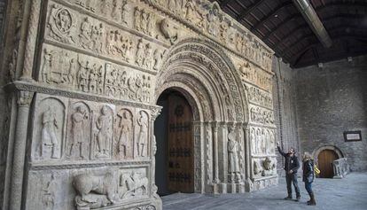 Aspecto final de la portada románica de Ripoll, tras los trabajos de restauración a que ha sido sometida durante cuatro meses.