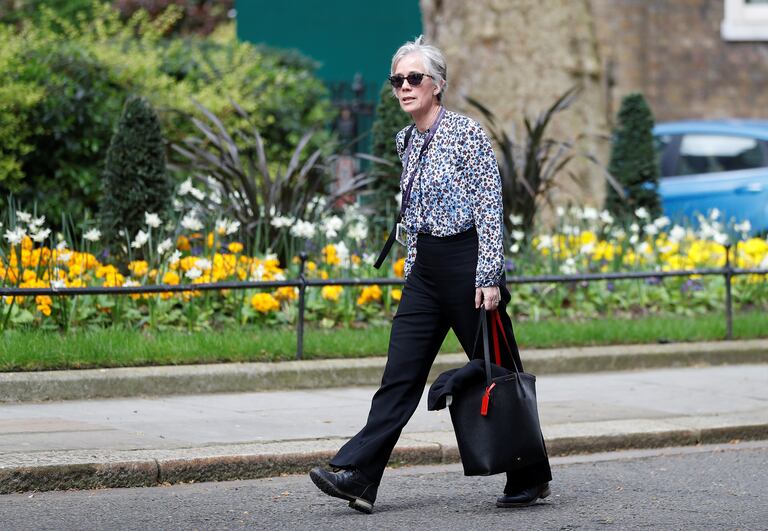 Angela McLean, viceasesora científica jefe del Gobierno británico, se dirige hacia Downing Street.