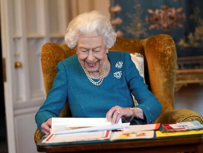 Isabel II revisa algunas de las cartas enviadas por niños para felicitarle por su Jubileo de Platino, el 21 de enero en el Castillo de Windsor.