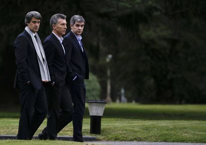 El presidente de Argentina, Mauricio Macri, acompañado del titular de Economía, Alfonso Prat Gay (izquierda) y su jefe de Ministros, Marcos Peña.