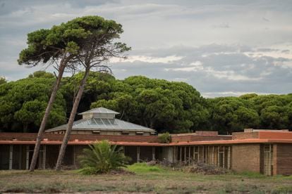 Edificio Coderch para la sede del club de golf El Prat, abandonado desde el año 2000, cuando Aena compró el terreno para ampliar el aeropuerto de El Prat.