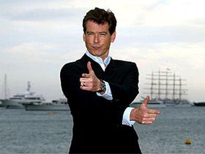 Pierce Brosnan posa en la playa durante el pasado Festival de Cine de Cannes, donde presentó <b></b><i>Morir otro día</i>. PLANO MEDIO - RETRATO