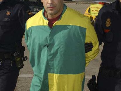 Dos policías custodian a Farid Hilali a su llegada desde Londres.