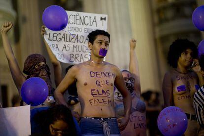 Un hombre participa en una manifestación con motivo del Día Internacional de la Mujer, en Río de Janeiro, Brasil.