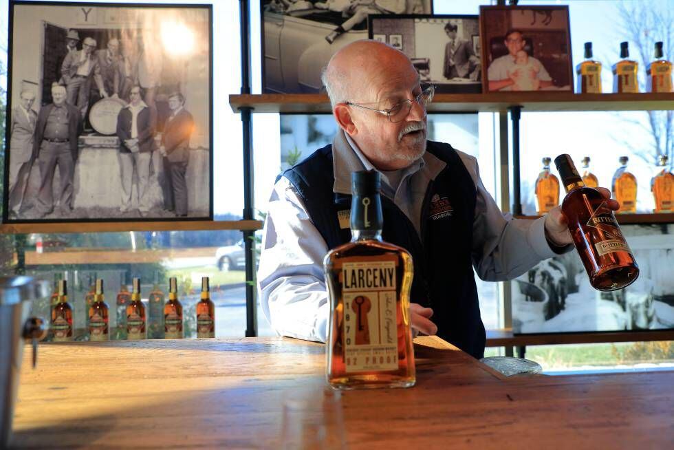 Un guía presentando el whisky 'bourbon' de la destilería Heaven Hill durante una sesión de cata en el Bourbon Heritage Center, en Bardstown (Kentucky).