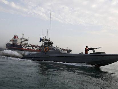 Una lancha de la Guardia Revolucionaria iraní al lado del 'Stena Impero', el buque británico capturado en el estrecho de Ormuz el 21 de julio de 2019.
