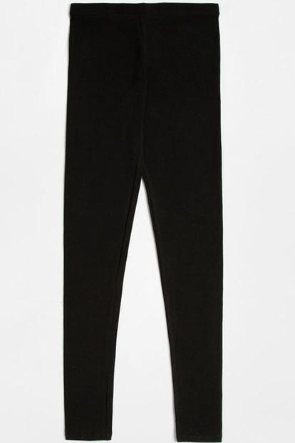 Una de las prendas más cómodas para hacer ejercicio son los leggins. Este básico en negro lo puedes comprar en Oysho por 22,95 euros.