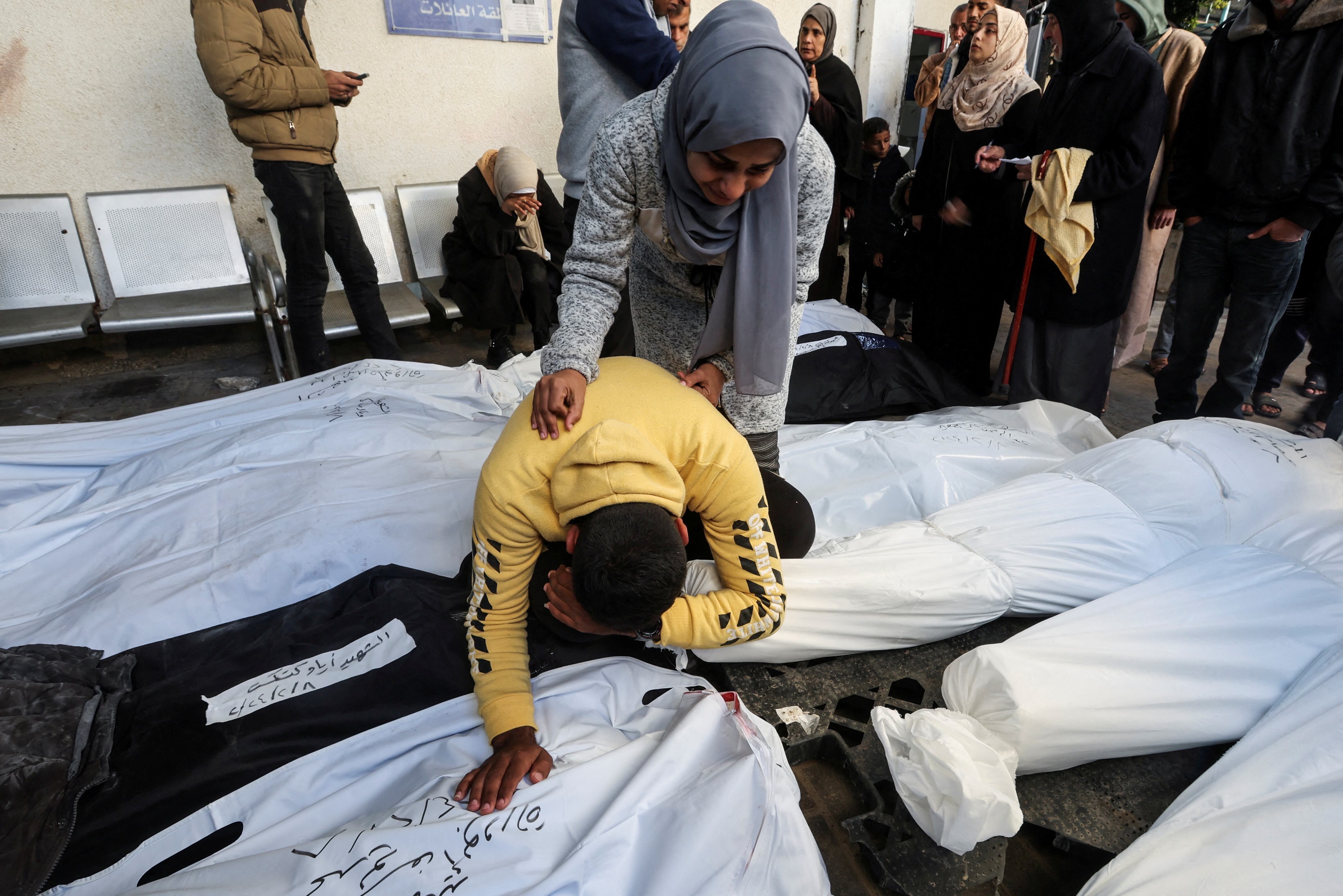 Dos personas lloran este jueves en Rafah, en el sur de Gaza, la muerte de un famliar en un ataque israelí.