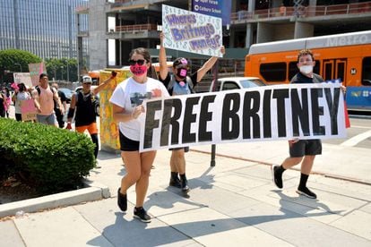 Seguidores de Britney Spears se manifestaron el pasado 19 de agosto en Los Ángeles a las afueras del juzgado donde se decidía el futuro de la cantante.