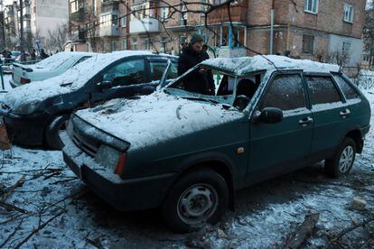 Un hombre examina un coche que ha afectado por el ataque de drones rusos en Kiev.