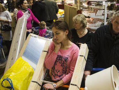 Decenas de rusos hacen cola en una tienda de muebles de Moscú.