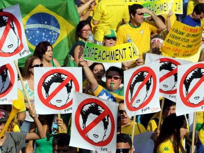 Manifestantes en S&atilde;o Paulo piden una moci&oacute;n de censura contra Rousseff, el pasado agosto.
