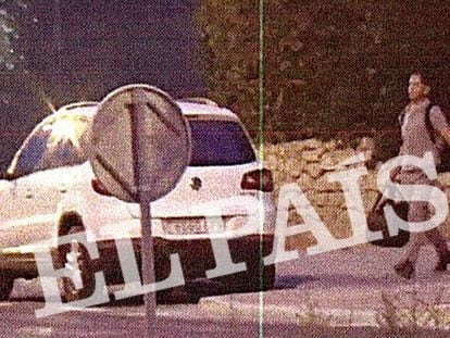 El inspector jefe de la Policía Nacional Javier Méndez abandona el domicilio en Alicante del presunto narco Juan Andrés Cabeza cargado con bolsas de deporte el 7 de agosto de 2019.